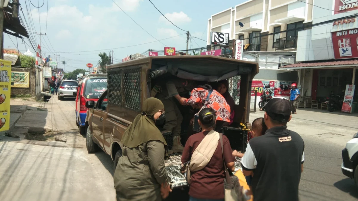 Mogok Angkot di Purwakarta, Armada SatPol PP Angkut Warga