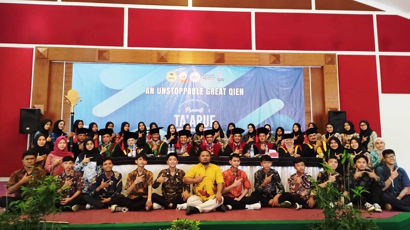 FOTO BERSAMA:Mahasiswa baru STIE Muttaqien saat berfoto bersama usai pelaksanaan Ta'aruf.