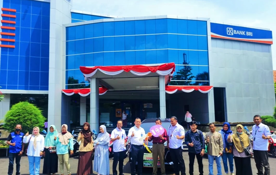 Padli Nasabah BRI Unit Jatiluhur Dapat Grand Prize Mobil Avanza Padli Nasabah BRI Unit Jatiluhur Dapat Grand Prize Mobil Avanza