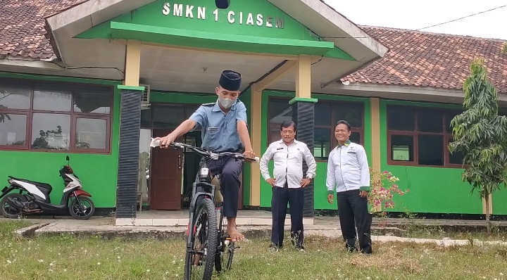 Berjalan 2 Km Setiap Hari, Fadli Dapat Sepeda dari Baznas