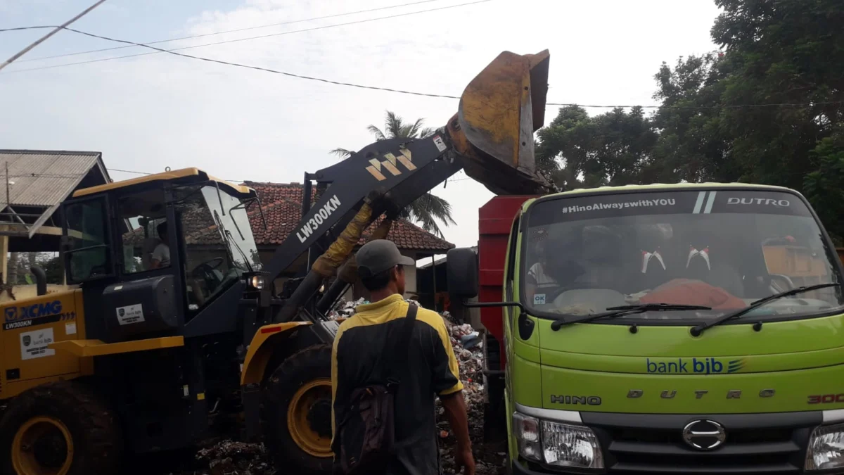 20 Armada Dikerahkan Angkut Sampah di Pasar Terminal