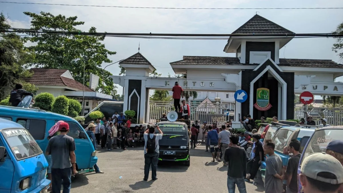 Terhantam Covid-19, Terpukul BBM Naik, Ribuan Armada Angkot di Karawang Tidak Beroperasi