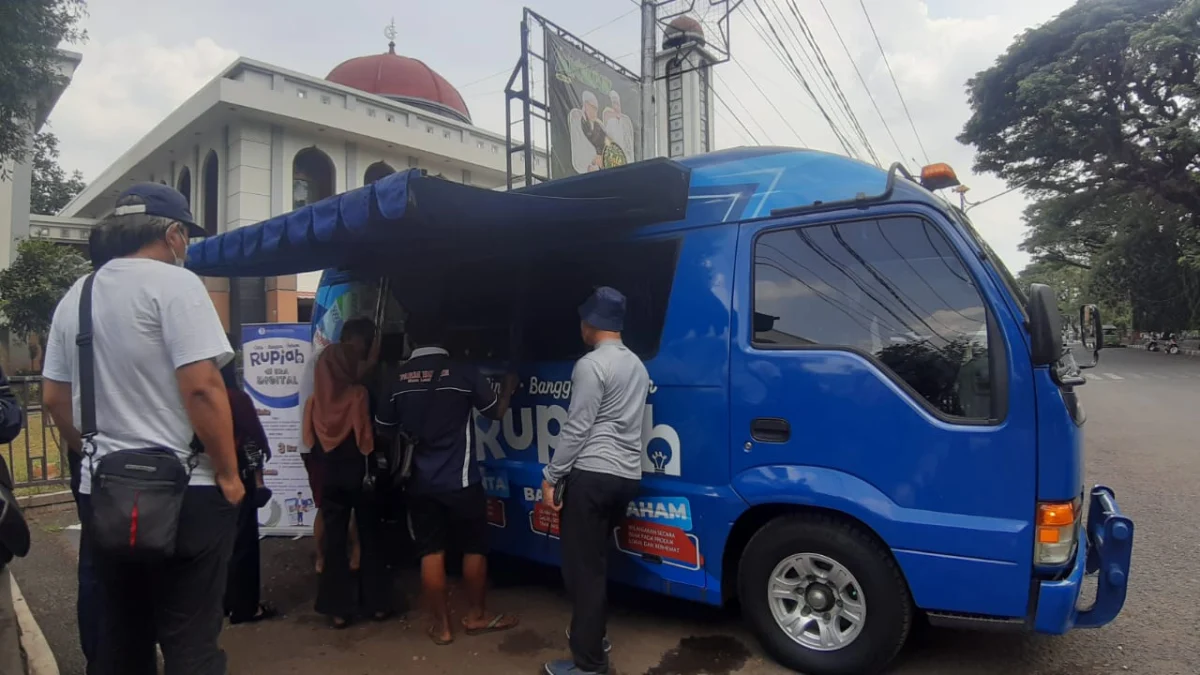 Demi Koleksi Uang Baru, Peter Asal Bandung Datang ke Alun-alun Subang