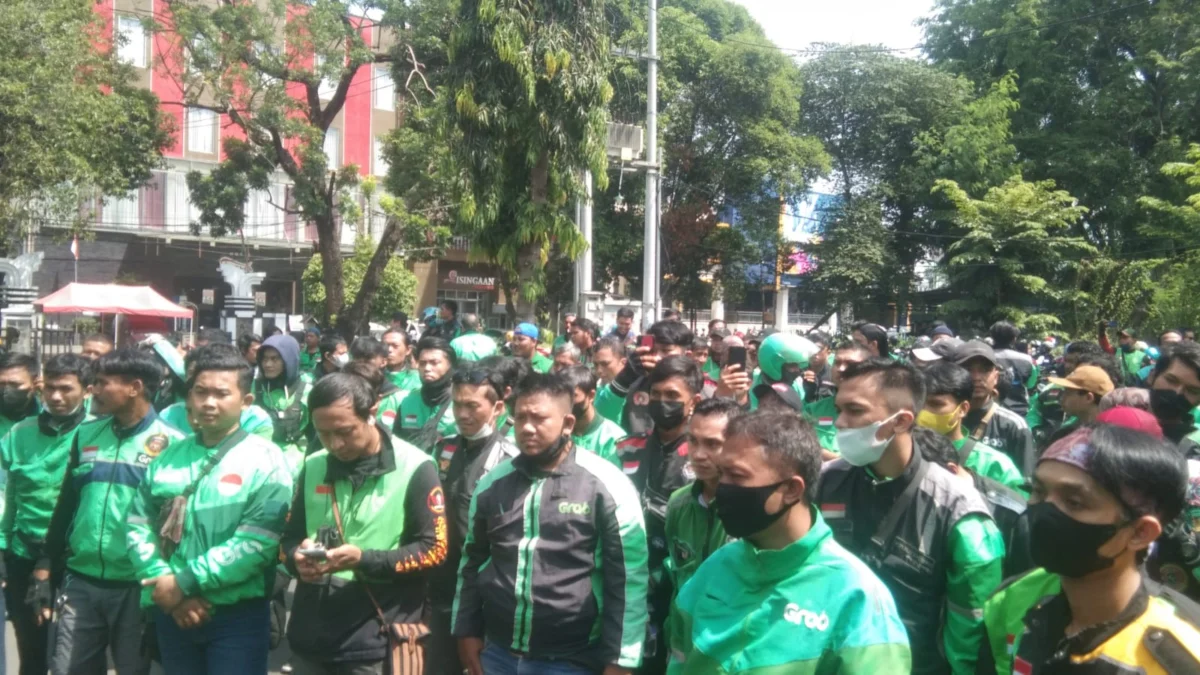 Soalkan Kenaikan BBM, Ratusan Ojol Penuhi Gedung DPRD Subang