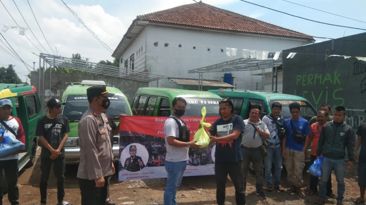 Jurnalis Pokja Polres Subang dan Polsek Cibogo Bagikan Sembako