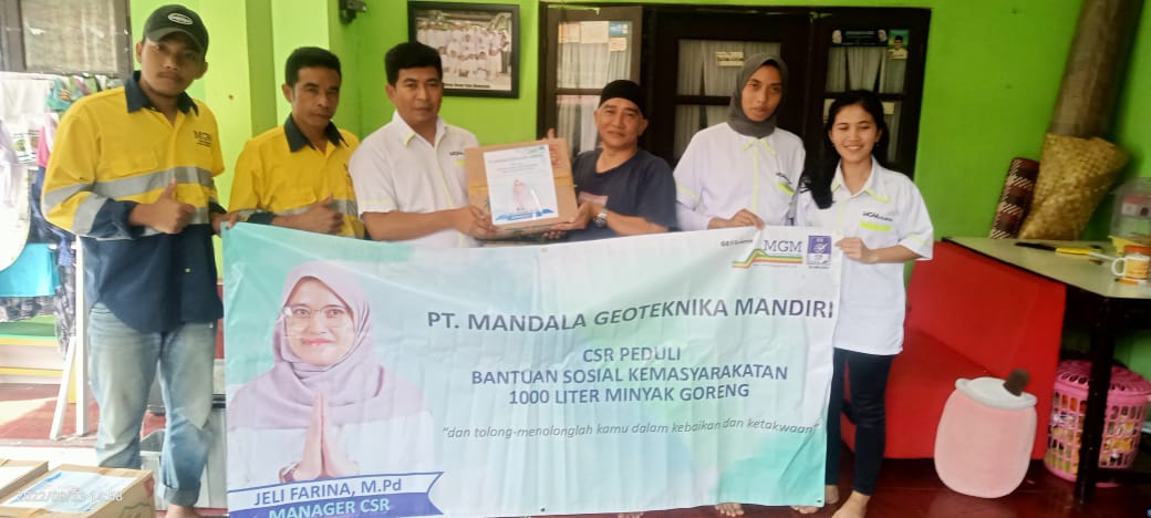 Menggerakan Roda Perekonomian Masyarakat, PT Mandala Geoteknika Mandiri Bagikan 1000 Paket Minyak Goreng