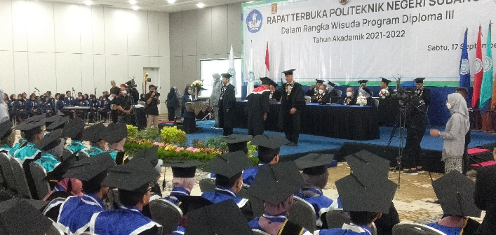 98 Mahasiswa POLSUB Diwisuda Hari Ini, 30 Wisudawan Berhasil Raih Cumlaude