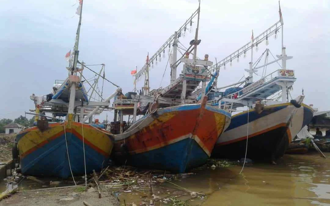 Cuaca Buruk, Nelayan Tak Melaut Memilih Perbaiki Perahu