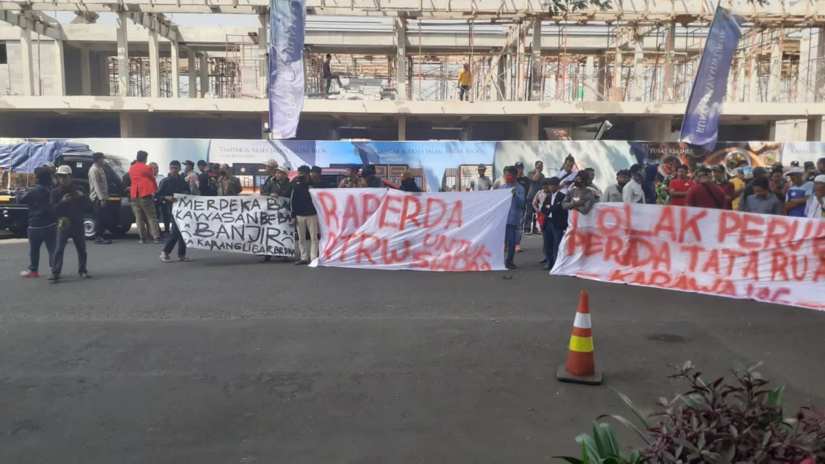 Aktivis dan Pendemo Kepung Pemkab dan DPRD Karawang, Bubarkan Rapat Rencana Perubahan RTRW