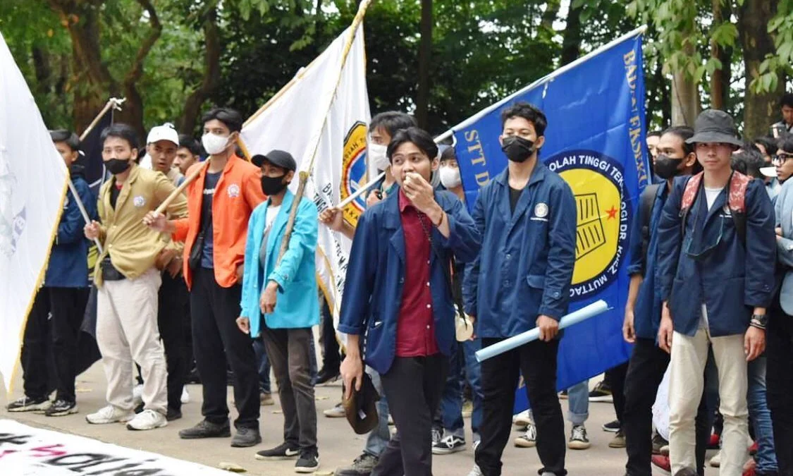 DEMO BESAR: Koordinator Aliansi BEM Purwakarta Muhammad Hidayatullah alias Koyat saat memimpin demo beberapa waktu lalu. Pihaknya bakal menggelar demo secara besar-besaran apabila pemerintah tak menurunkan kembali harga BBM. ADAM SUMARTO/PASUNDAN EKSPRES