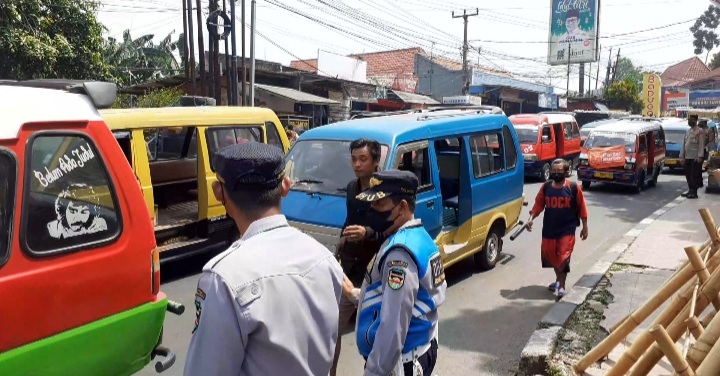 Minim Peminat, Supir Angkot di Subang Makin Sulit Bertahan