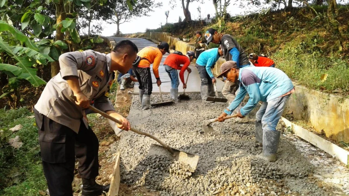 Pemdes Cidadap Bangun Jalan Menuju TPU