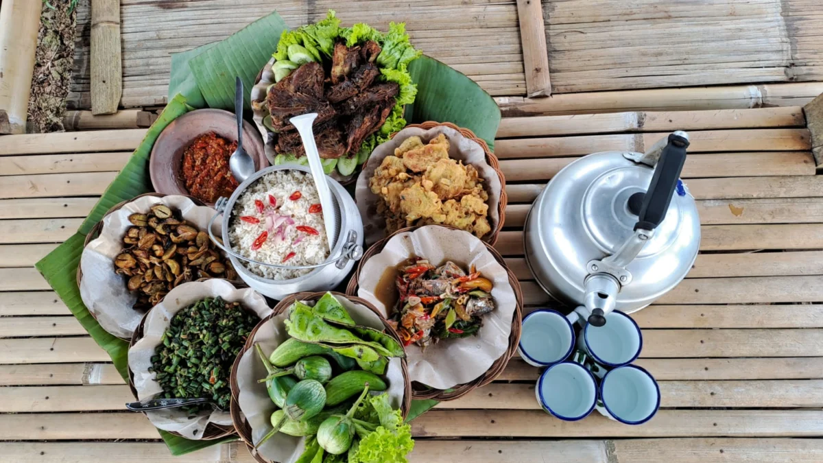 Menikmati Santap Nasi Liwet Bebek Jeding di Saung Tengah Sawah