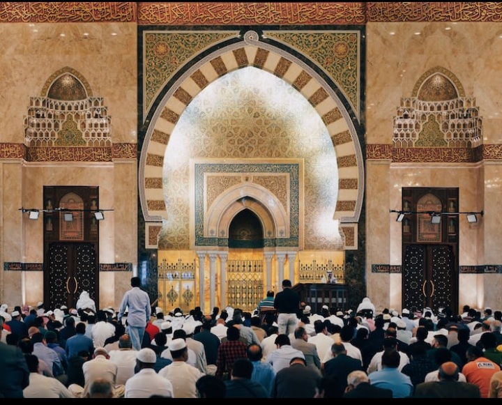 Kenapa Tidak Bisa Khusyu dalam Sholat? Ketahui Cara Ini Agar Shalat Khusyu dan Fikiran Tidak Kemana-mana (ilustrasi beribadah di Mesjid, via Unsplash/Rumman Amin)