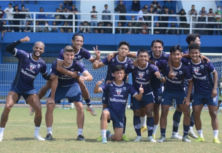 Melihat Latihan Persib: Berat dan Ceria