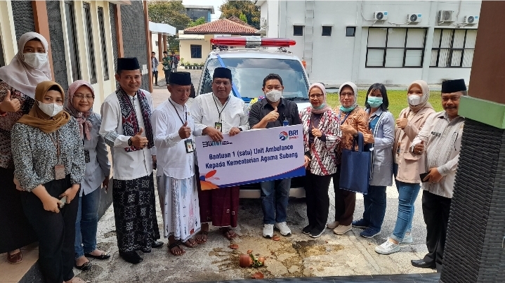 BRI Kantor Cabang Subang Serahkan CSR ke Kemenag 1 Unit Mobil Ambulance