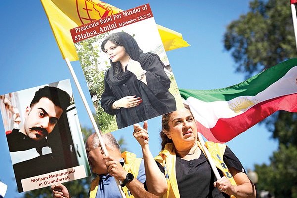 UNJUK RASA di Capitol Hill, AS, 28 September 2022, mengecam kematian Mahza Amini setelah ditangkap aparat keamanan Iran karena tidak mengenakan jilbab. (FOTO: Drew Angerer/Getty Images/AFP- via Disway,id)