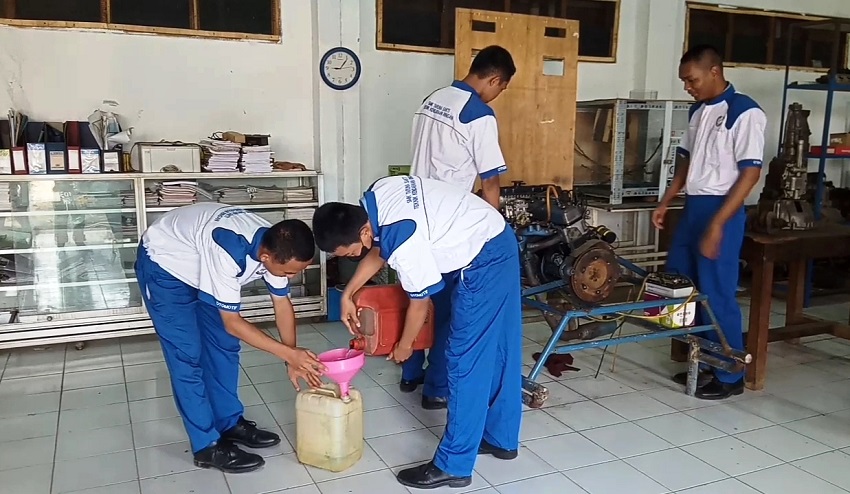 PRAKTIK OTOMOTIF: Siswa SMK Taruna Sakti Purwakarta saat melaksanakan praktik otomotif di sekolahnya.ADAM SUMARTO/PASUNDAN EKSPRES 