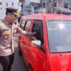 Polres Purwakarta Bagikan Ratusan Paket Sembako Kepada Sopir Angkot dan Tukang Ojek