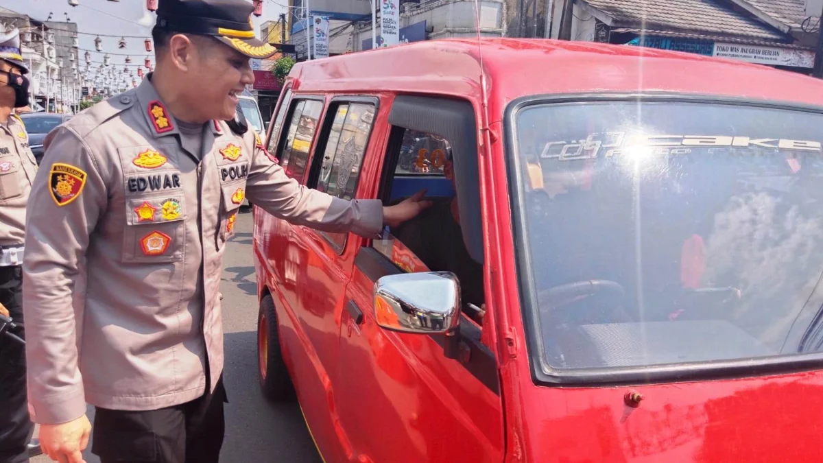 Polres Purwakarta Bagikan Ratusan Paket Sembako Kepada Sopir Angkot dan Tukang Ojek