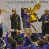 Bapak Wushu Indonesia IGK Manila, Sekjen PB Wushu Indonesia Ngatino, dan Ketua Umum Pengprov Wushu Jawa Timur Soedomo Mergonoto menyerahkan piala kepada Sekretaris Umum Pengprov Wushu DKI Jakarta Herman Wijaya. DKI Jakarta menjadi juara umum dan berhak membawa pulang Piala Presiden Kejurnas Wushu 2022 di Graha Unesa, Surabaya, Kamis, 22 September 2022.