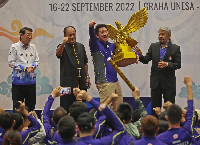 Bapak Wushu Indonesia IGK Manila, Sekjen PB Wushu Indonesia Ngatino, dan Ketua Umum Pengprov Wushu Jawa Timur Soedomo Mergonoto menyerahkan piala kepada Sekretaris Umum Pengprov Wushu DKI Jakarta Herman Wijaya. DKI Jakarta menjadi juara umum dan berhak membawa pulang Piala Presiden Kejurnas Wushu 2022 di Graha Unesa, Surabaya, Kamis, 22 September 2022.