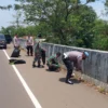 Kompak! Personel TNI-Polri Pusakanagara Bersihkan Sampah Menuju Pelabuhan Patimban