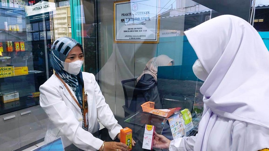 PELAYANAN: Apoteker Ai Istiklaliah, S.Farm, Apt, selaku Kepala Apotek Jasa Kartini saat menyerahkan obat langsung kepada Pasien.CINDY DESITA/PASUNDAN EKSPRES