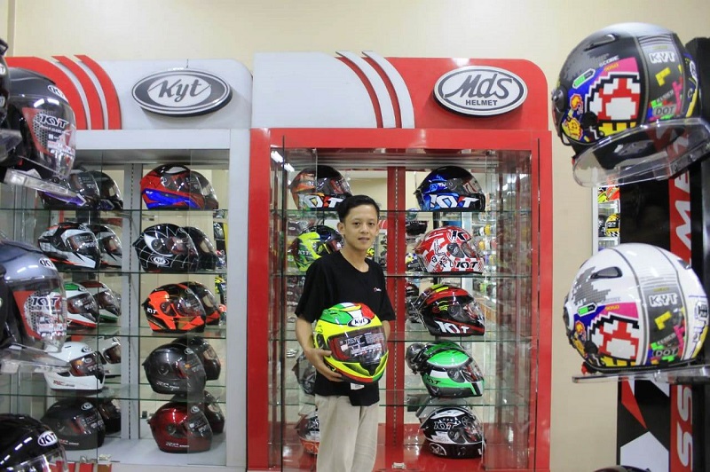 HELM: Berbagai jenis helm unggulan dan berkualitas dari berbagi merek dipajang di Start Bike Mart.CINDY/PASUNDAN EKSPRES