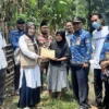 BEDAH RUTILAHU: Baznas Purwakarta didampingi jajaran Kecamatan Sukasari saat menyerahkan bantuan program Bedah Rutilahu di dua desa di Kecamatan Sukasari.ADAM SUMARTO/PASUNDAN EKSPRES