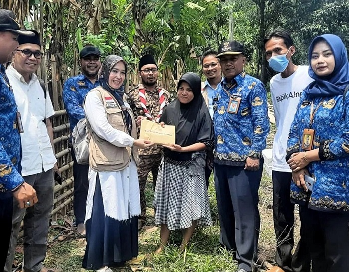 BEDAH RUTILAHU: Baznas Purwakarta didampingi jajaran Kecamatan Sukasari saat menyerahkan bantuan program Bedah Rutilahu di dua desa di Kecamatan Sukasari.ADAM SUMARTO/PASUNDAN EKSPRES