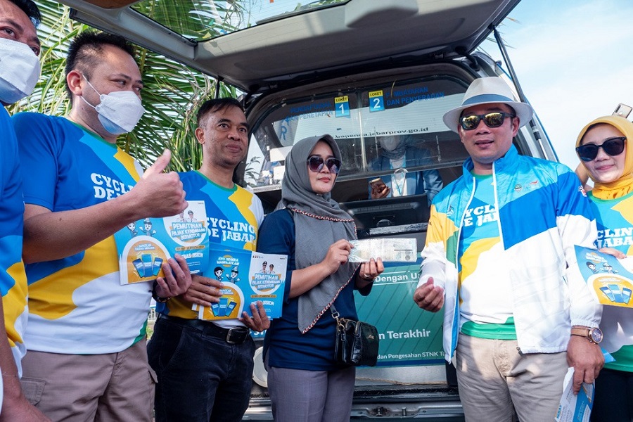 Gubernur Jawa Barat, Ridwan Kamil saat mengunjungi mobil Samsat Keliling.FOTO DOK HUMAS BAPENDA.