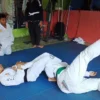 BERLATIH: Atlet Jujitsu andalan Kabupaten Purwakarta saat tengah menjalani latihan mengahadapi Porprov Jabar XIV.ADAM SUMARTO/PASUNDAN EKSPRES 