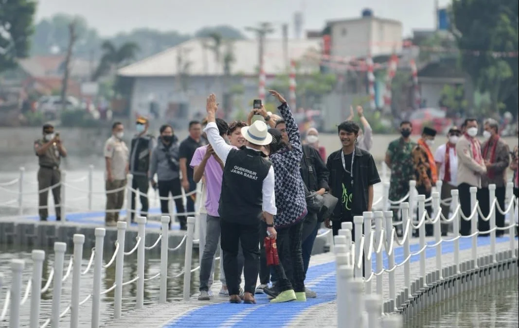 Disambut Antusias, Ridwan Kamil Ajak Warga Jaga Kebersihan dan Ketertiban Situ Rawa Kalong