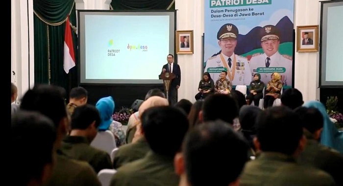 AMANAT: Gubernur Jawa Barat Ridwan Kamil saat memberikan amanat kepada Patriot Desa yang akan diterjunkan ke desa-desa di Jawa Barat