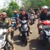 UNJUKRASA: Sejumlah tenaga honorer Satpol PP melakukan konvoi motor sebagai protes aksi unjukrasa lantaran kecewa dirumahkan.EKO SETIONO/PASUNDAN EKSPRES