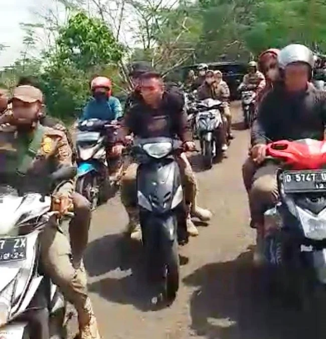 UNJUKRASA: Sejumlah tenaga honorer Satpol PP melakukan konvoi motor sebagai protes aksi unjukrasa lantaran kecewa dirumahkan.EKO SETIONO/PASUNDAN EKSPRES