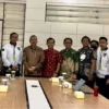 FOTO BERSAMA: Narasumber dari Polda Jabar Dr. Hermawan, M.M.Pd., M.H. (keempat dari kiri) berfoto sebelum kegiatan Webinar Bijak Berbahasa didampingi Direktur Sekolah Pascasarjana Prof. Dr. Syihabuddin, M.Pd., narasumber Eri Kurniawan, M.A., Ph.D. dan Ketua Program Studi Linguistik Wawan Gunawan, M.Ed., Ph.D. ADAM SUMARTO/PASUNDAN EKSPRES 