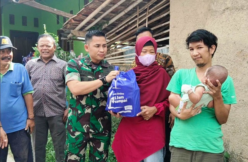 BAKSOS: Dandim 0619/Purwakarta saat memimpin baksos penyaluran bantuan sembako kepada warga di Kp. Krajan, Kelurahan Tegal Munjul, Kecamatan/Kabupaten Purwakarta.ADAM SUMARTO/PASUNDAN EKSPRES 