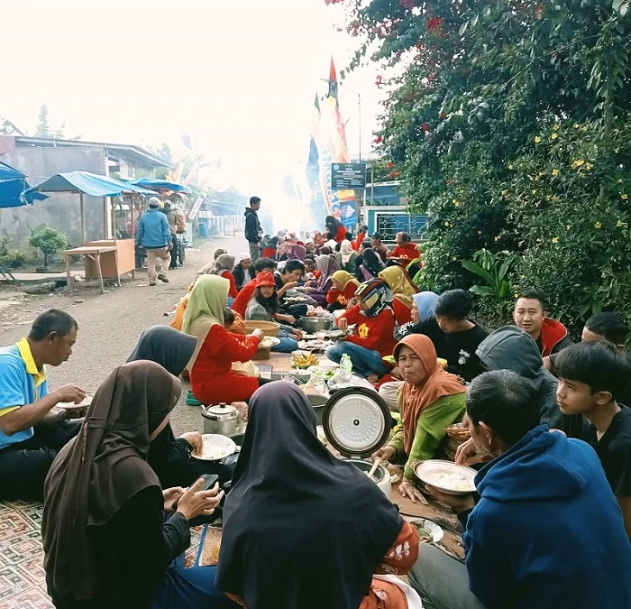 TRADISI: Warga Desa Wangunharja memadati jalan sepanjang 3 km, untuk makan bersama nasi liwet.EKO SETIONO/PASUNDAN EKSPRES