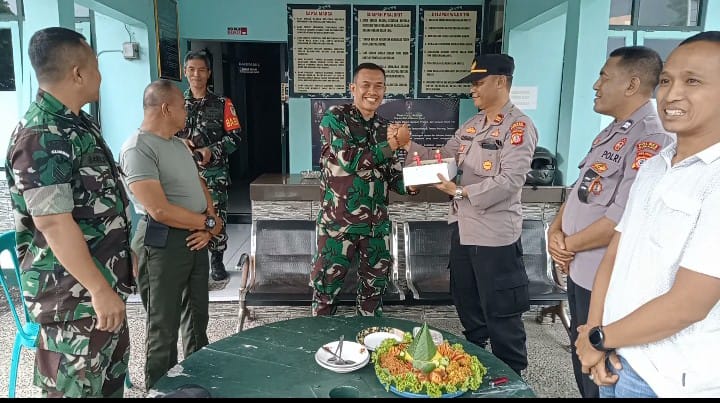 Ucapkan Rasa Syukur dan Perkuat Sinergitas TNI-POLRI, Kapolsek Cijambe Datangi Koramil 0512 Cijambe, Sampaikan Selamat Dirgahayu TNI Ke 77