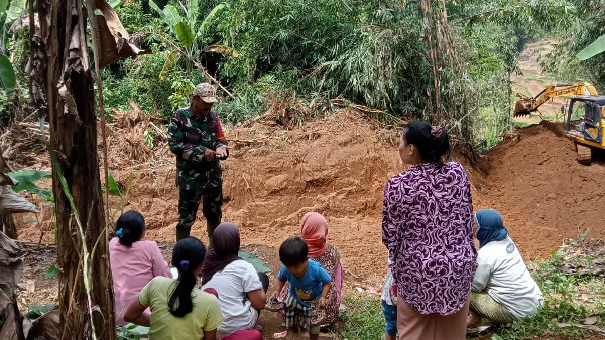 Babinsa dan Masyarakat Buka Jalan Penghubung Kampung Citepus Cieuyeub, Waktu Tempuh Kini Hanya 10 Menit