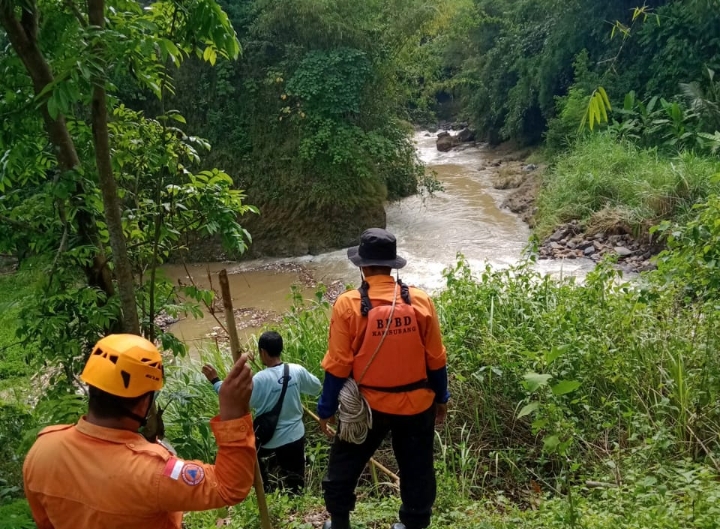 Pencarian Pemotor Wanita di Subang yang Hilang saat Banjir Dihentikan Sementara