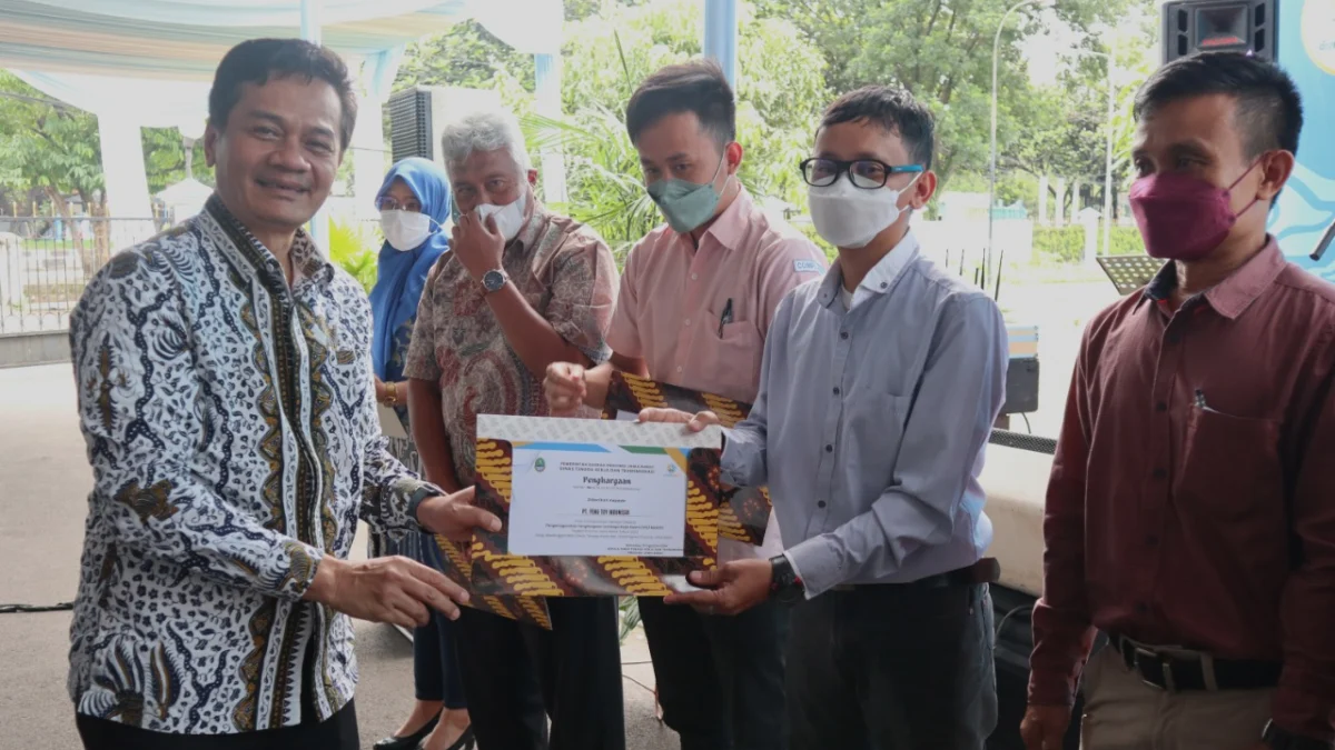 Kepala Dinas Tenaga Kerja dan Transmigrasi Provinsi Jawa Barat Ir. Rachmat Taufik Garsadi, M.Si meresmikan Gerai Layanan Info Ketenagakerjaan di Kantor Disnakertrans Jabar, Kamis (13/10).