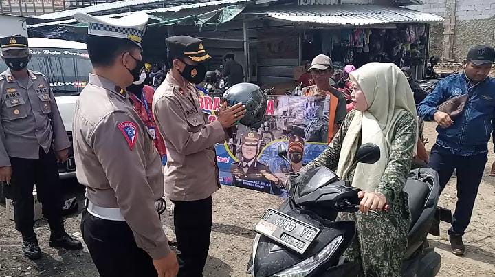 Operasi Zebra 2022, Polres Subang Bagi-bagi Helm Gratis ke Pengguna Jalan