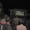 TMMD Subang Tak Hanya Buka Jalan Baru, Anggota TNI Ajak Warga Nobar Film Perjuangan