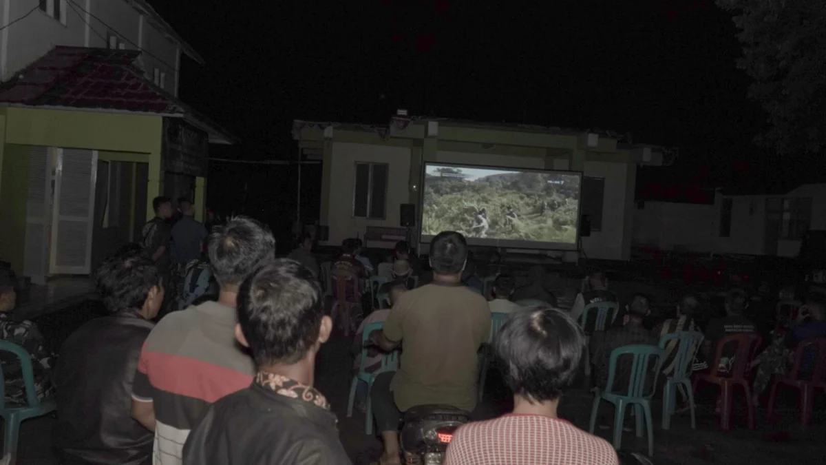 TMMD Subang Tak Hanya Buka Jalan Baru, Anggota TNI Ajak Warga Nobar Film Perjuangan