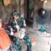 TMMD Subang Hari Kelima, Anggota Kodim Beri Pelayanan Kesehatan Gratis Bagi Masyarakat Jalupang 