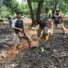Satgas TMMD Subang Dibantu Warga Pacu Penyelesaian Pengerasan Jalan di Desa Jalupang 