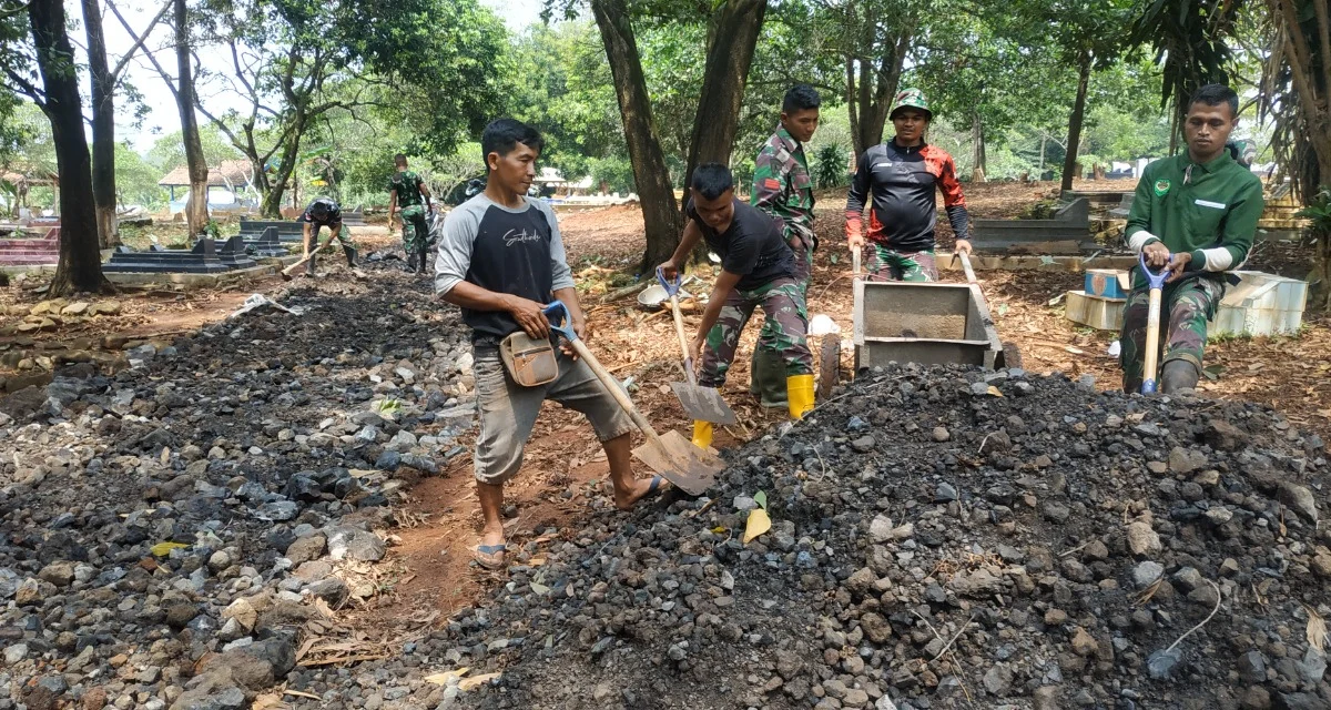 Satgas TMMD Subang Dibantu Warga Pacu Penyelesaian Pengerasan Jalan di Desa Jalupang 